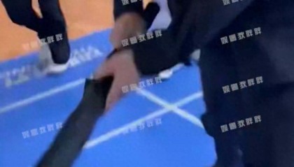 虎扑热帖-曝王鹤棣无视保镖当众殴打女粉